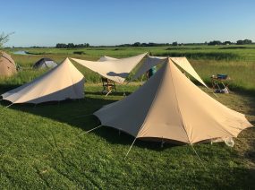 de Waard tenten in het veld Lauwersmeer Friesland