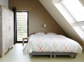 ruime slaapkamer met vrijstaand ligbad design vakantiewoning Friesland
