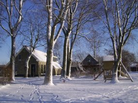 bijzonder vakantiehuis Kollum Friesland met tuin in de winter