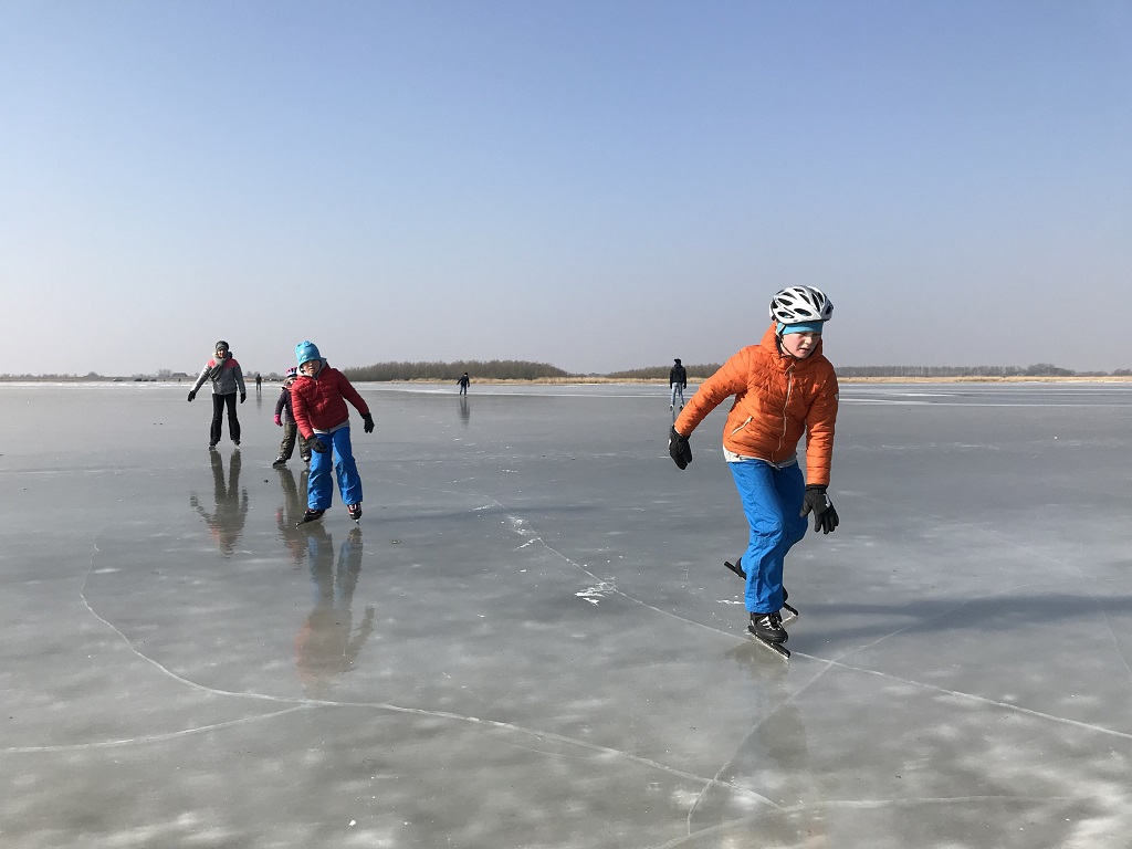 schaatsen op de Ezumakeeg bij het Lauwersmeer