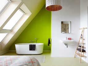 comfortabele slaapkamer met vrijstaand ligbad vakantiehuis Friesland Lauwersmeer