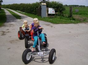 Kinderfreundliche Pedal Gokart fahren Camping Friesland Niederlande