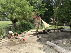 water playground with water pump family camping Friesland Netherlands