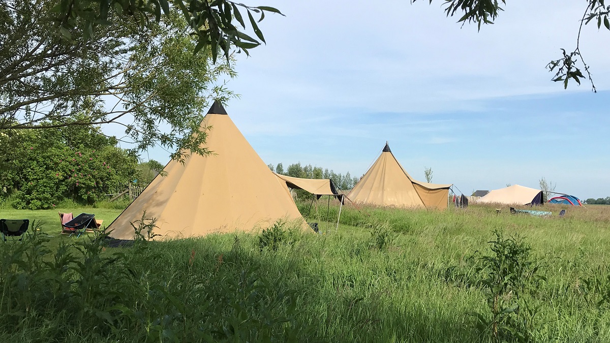 Toffe kampeermiddelen tipi tent camping it Dreamlân Lauwersmeer Friesland